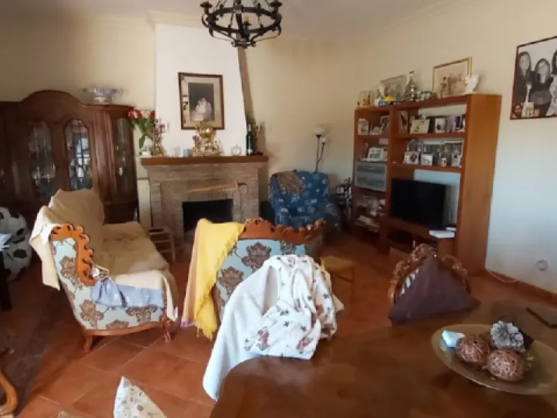 For sale: a building with 3 floors of a total of 662m2 and a land plot of 3.827m2. In the heart of Cancelada, Estepona.