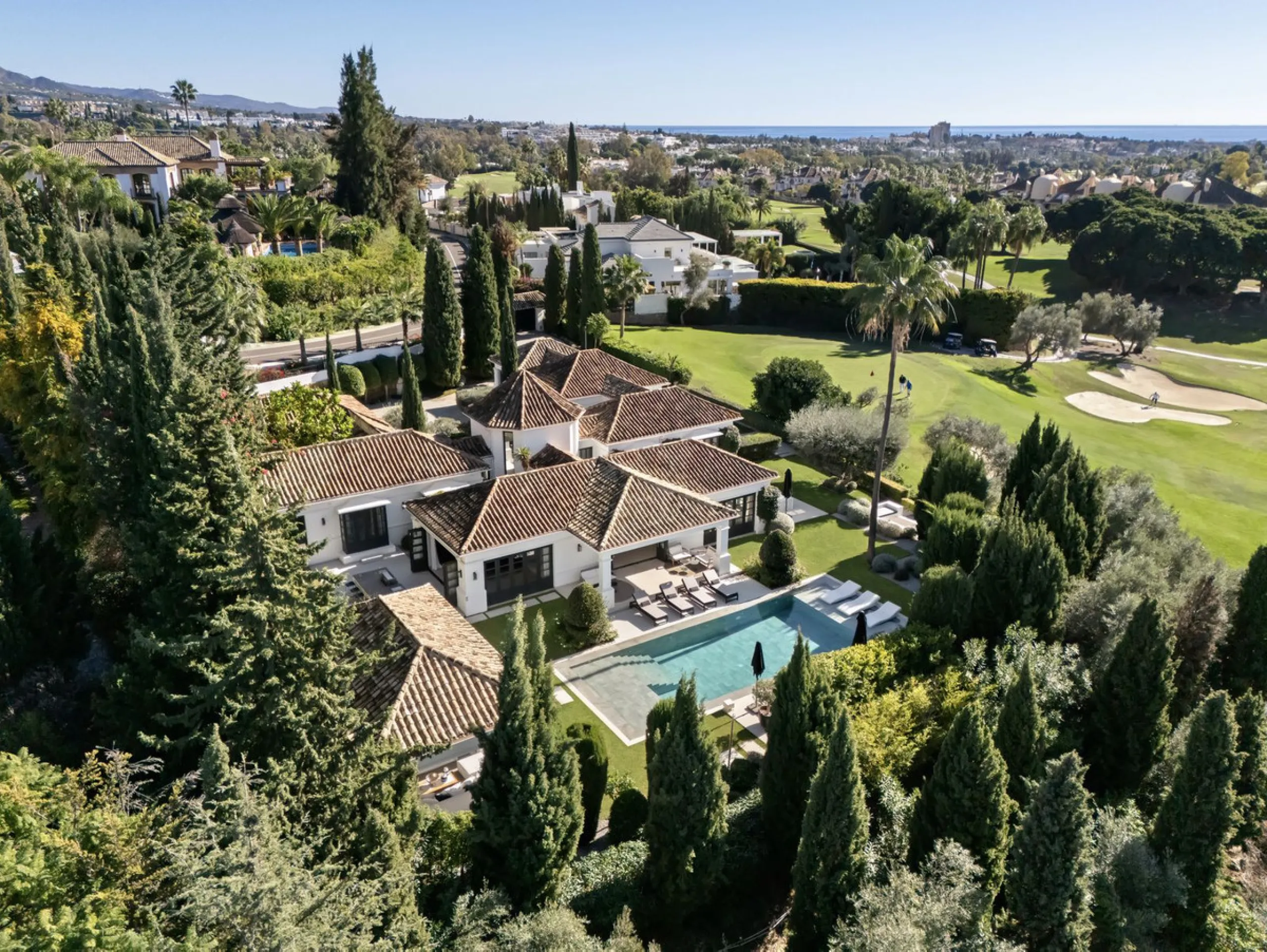 House - Detached Villa в продаже в Marbella, Málaga. В доме 5 спален и 5 ванных комнат. Площадь дома 583 м². Площадь участка 2400 м²