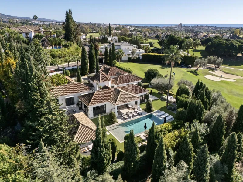 House - Detached Villa в продаже в Marbella, Málaga. В доме 5 спален и 5 ванных комнат. Площадь дома 583 м². Площадь участка 2400 м²