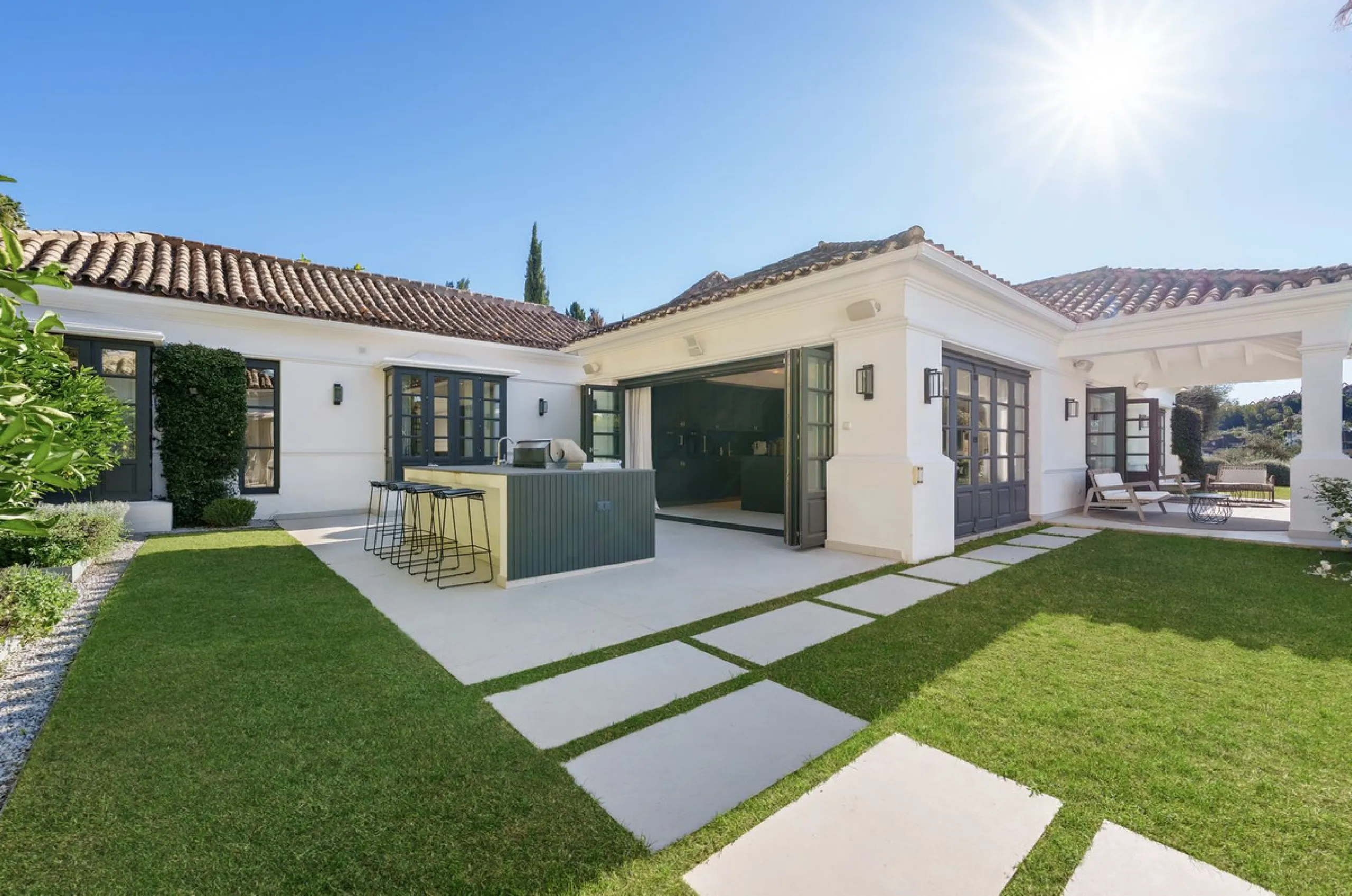 House - Detached Villa в продаже в Marbella, Málaga. В доме 5 спален и 5 ванных комнат. Площадь дома 583 м². Площадь участка 2400 м²
