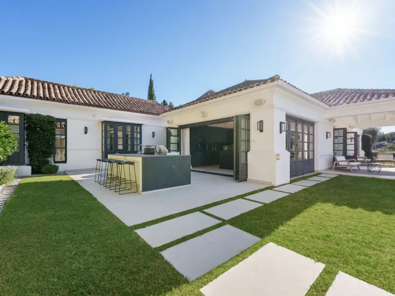 House - Detached Villa в продаже в Marbella, Málaga. В доме 5 спален и 5 ванных комнат. Площадь дома 583 м². Площадь участка 2400 м²