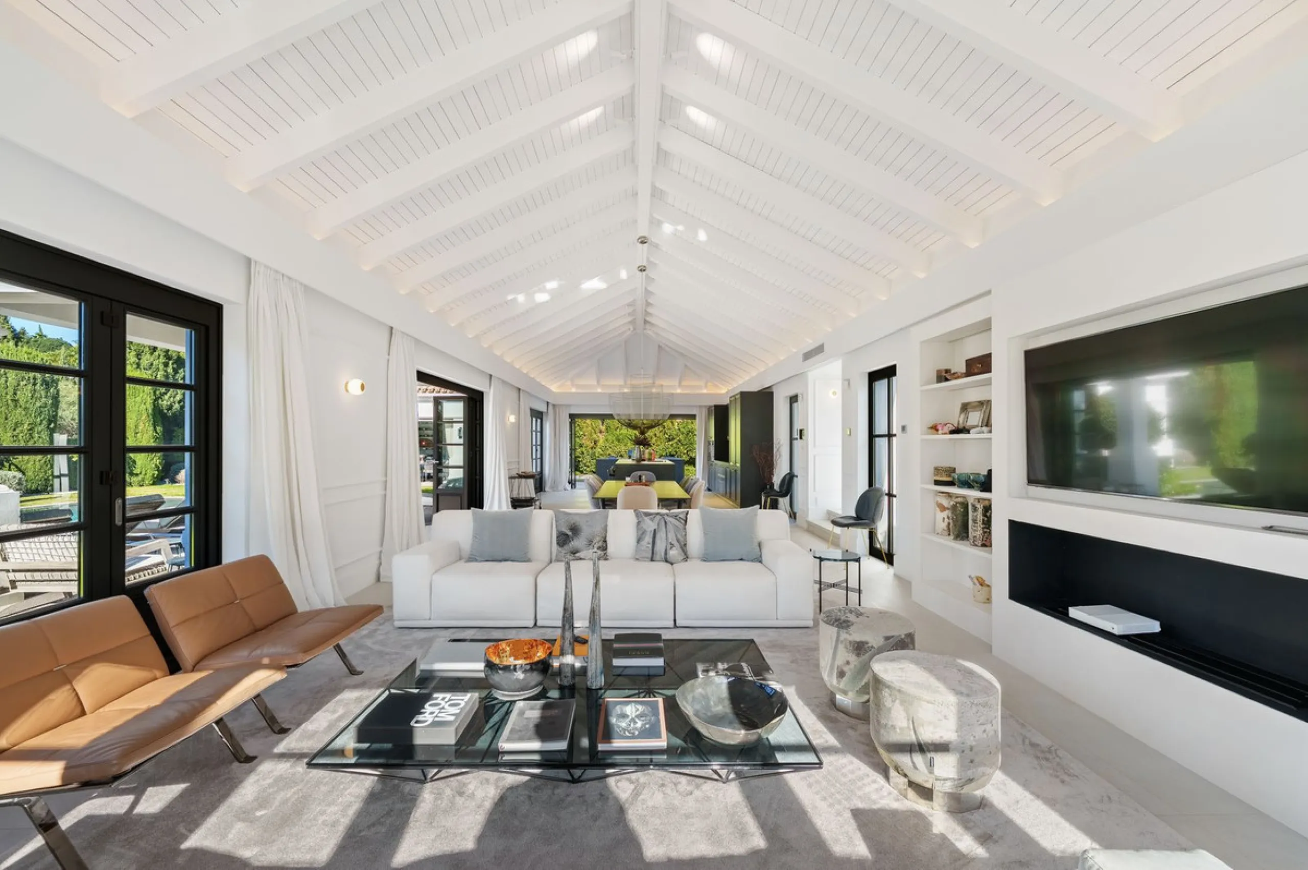 House - Detached Villa в продаже в Marbella, Málaga. В доме 5 спален и 5 ванных комнат. Площадь дома 583 м². Площадь участка 2400 м²