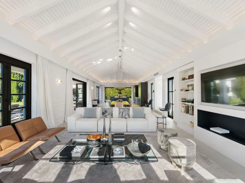 House - Detached Villa в продаже в Marbella, Málaga. В доме 5 спален и 5 ванных комнат. Площадь дома 583 м². Площадь участка 2400 м²