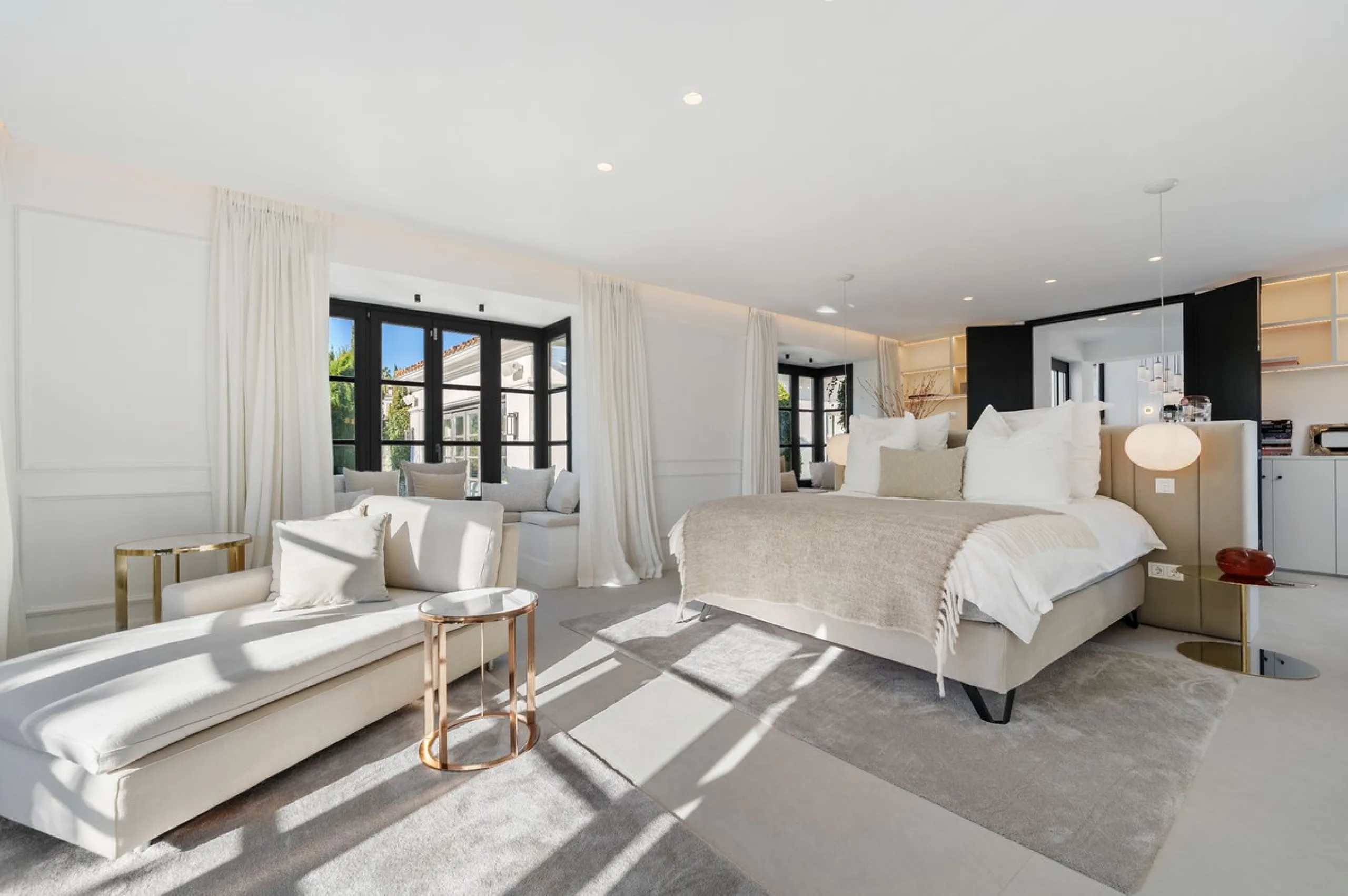 House - Detached Villa в продаже в Marbella, Málaga. В доме 5 спален и 5 ванных комнат. Площадь дома 583 м². Площадь участка 2400 м²