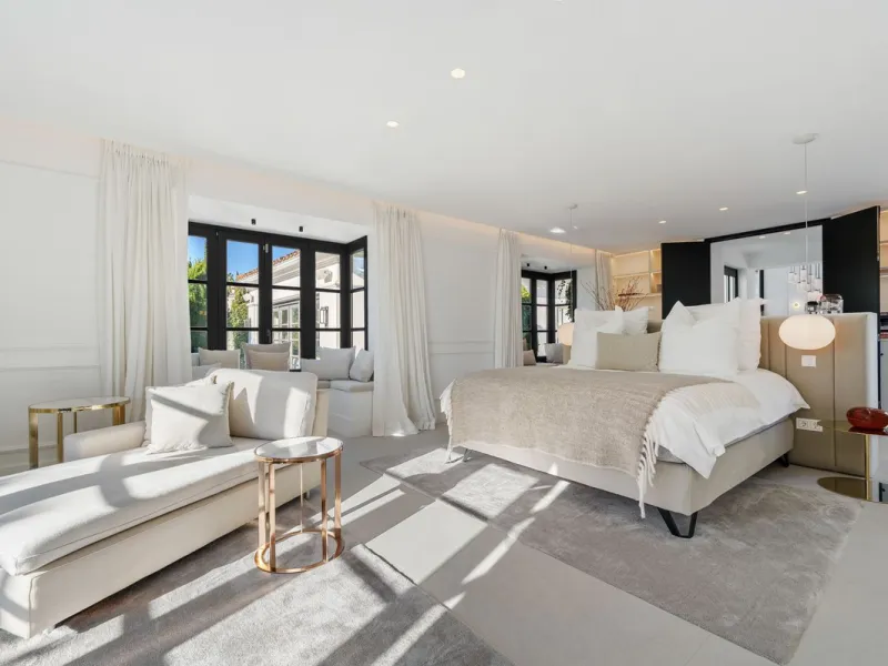 House - Detached Villa в продаже в Marbella, Málaga. В доме 5 спален и 5 ванных комнат. Площадь дома 583 м². Площадь участка 2400 м²
