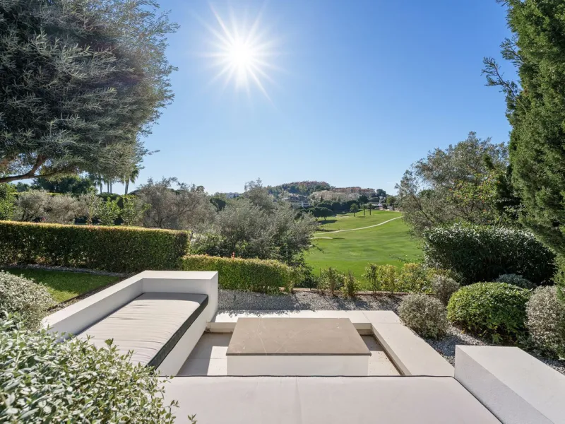 House - Detached Villa в продаже в Marbella, Málaga. В доме 5 спален и 5 ванных комнат. Площадь дома 583 м². Площадь участка 2400 м²