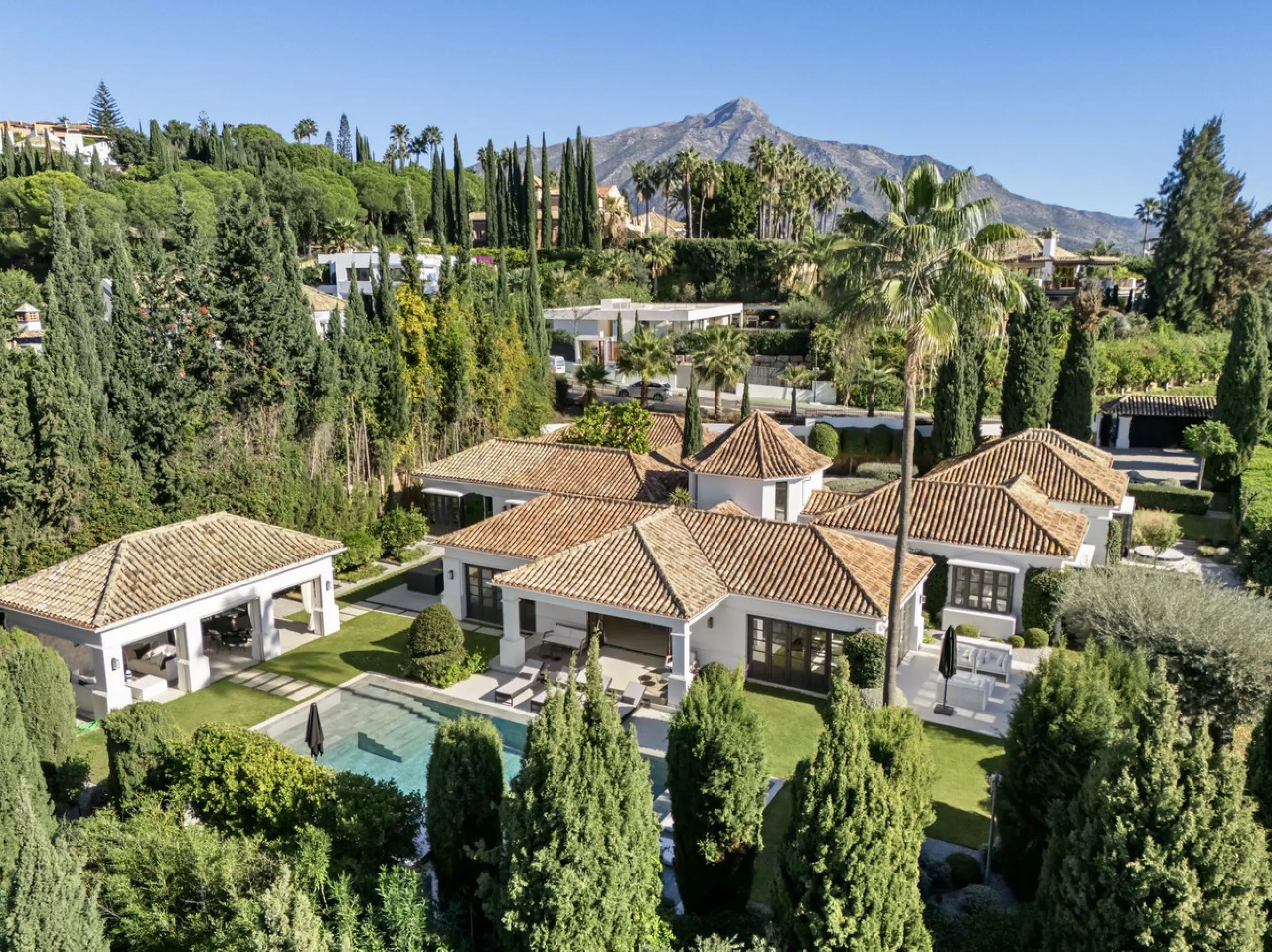 House - Detached Villa в продаже в Marbella, Málaga. В доме 5 спален и 5 ванных комнат. Площадь дома 583 м². Площадь участка 2400 м²