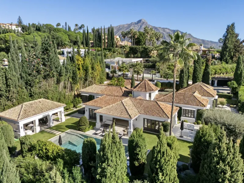 House - Detached Villa в продаже в Marbella, Málaga. В доме 5 спален и 5 ванных комнат. Площадь дома 583 м². Площадь участка 2400 м²