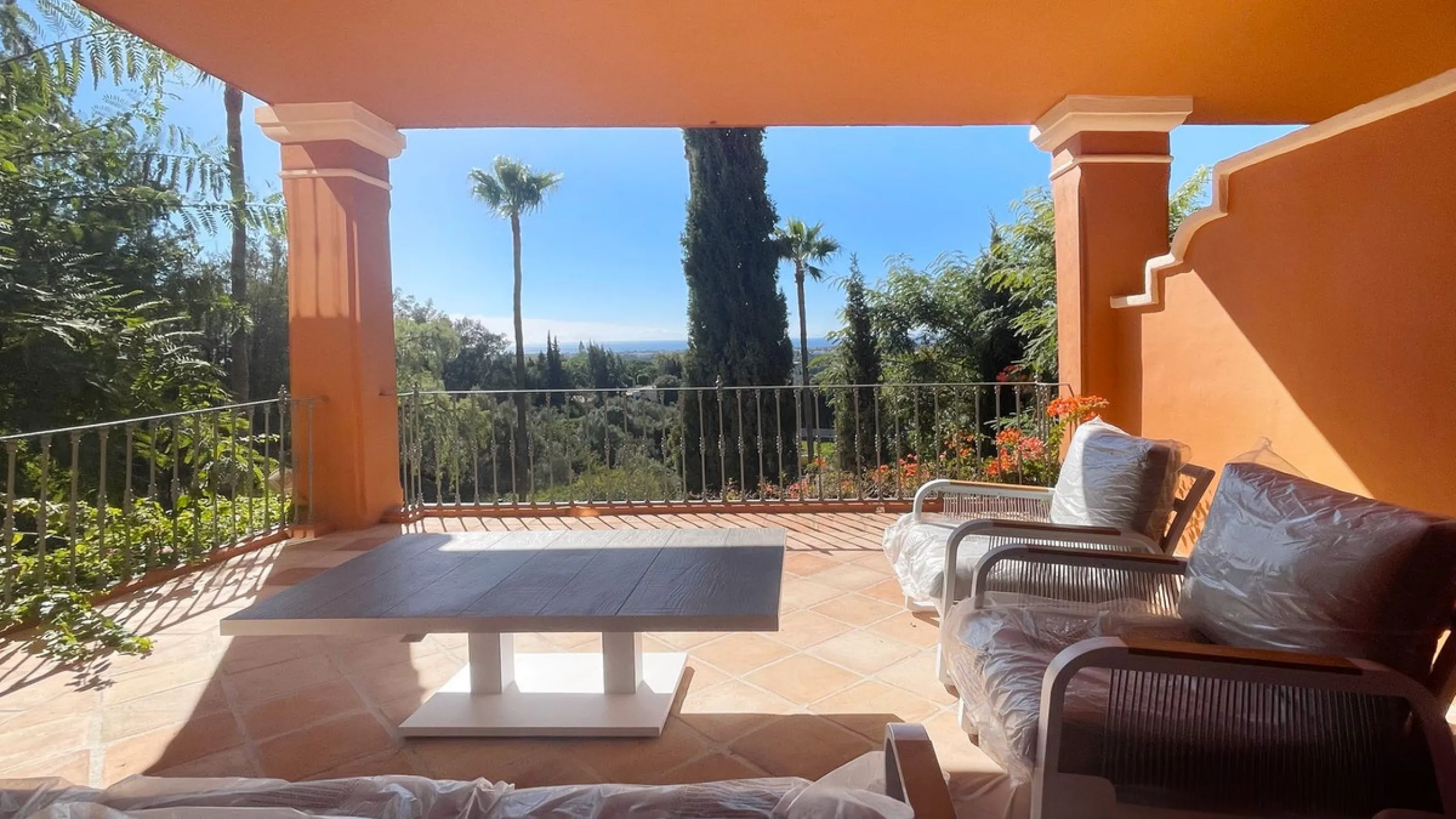 Fantastic 3 bedrooms apartment for sale in El Real de los Halcones with stunning panoramic views to the sea, the golf courses and the picturesque landscape of the Benahavis hills.