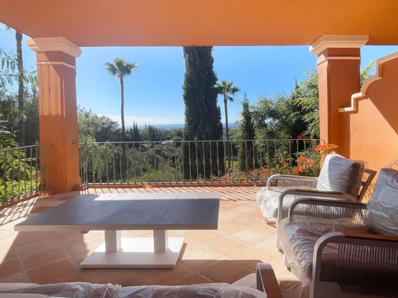 Fantastic 3 bedrooms apartment for sale in El Real de los Halcones with stunning panoramic views to the sea, the golf courses and the picturesque landscape of the Benahavis hills.