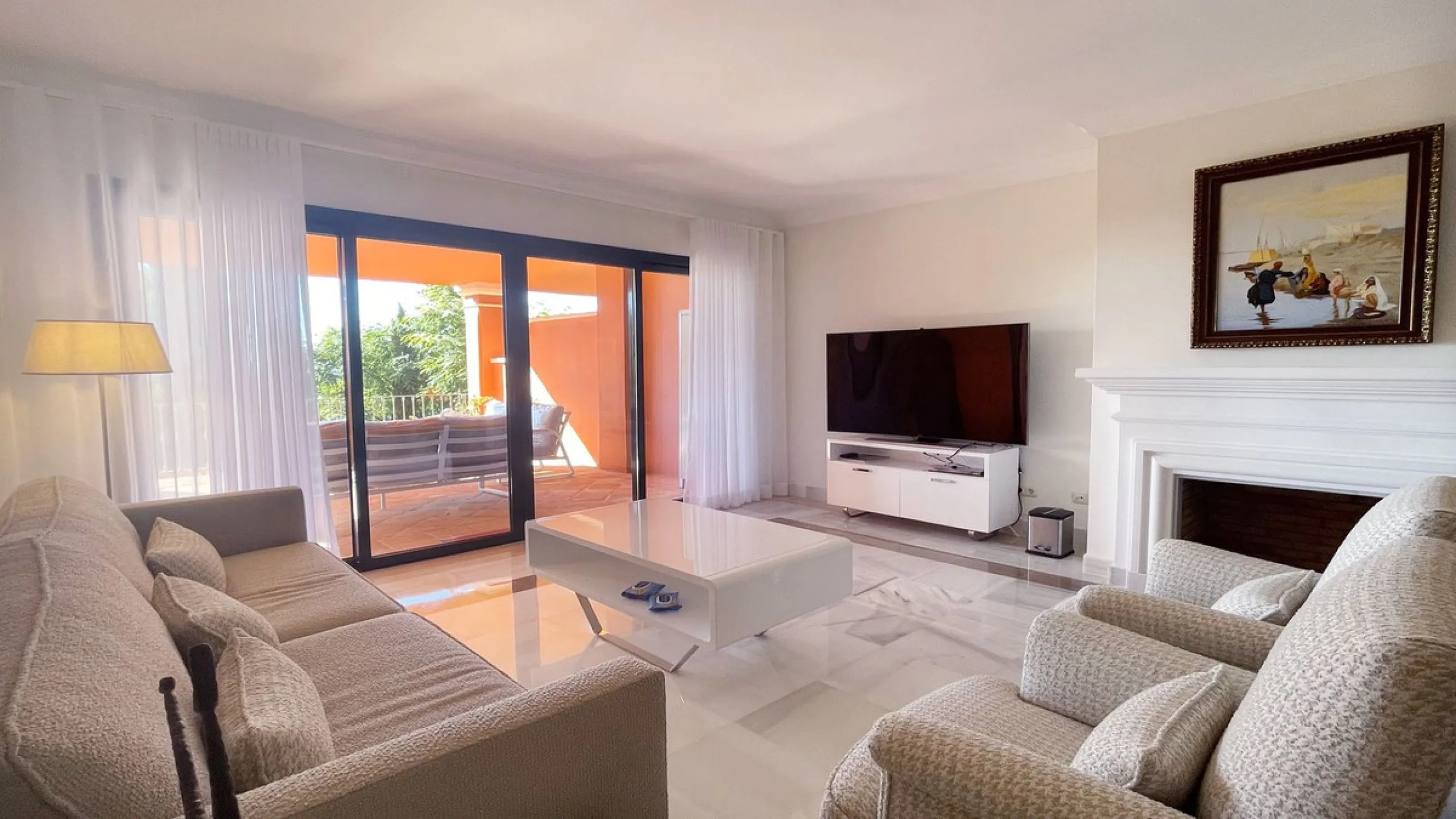 Fantastic 3 bedrooms apartment for sale in El Real de los Halcones with stunning panoramic views to the sea, the golf courses and the picturesque landscape of the Benahavis hills.