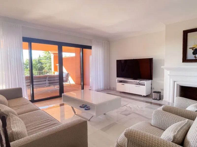 Fantastic 3 bedrooms apartment for sale in El Real de los Halcones with stunning panoramic views to the sea, the golf courses and the picturesque landscape of the Benahavis hills.