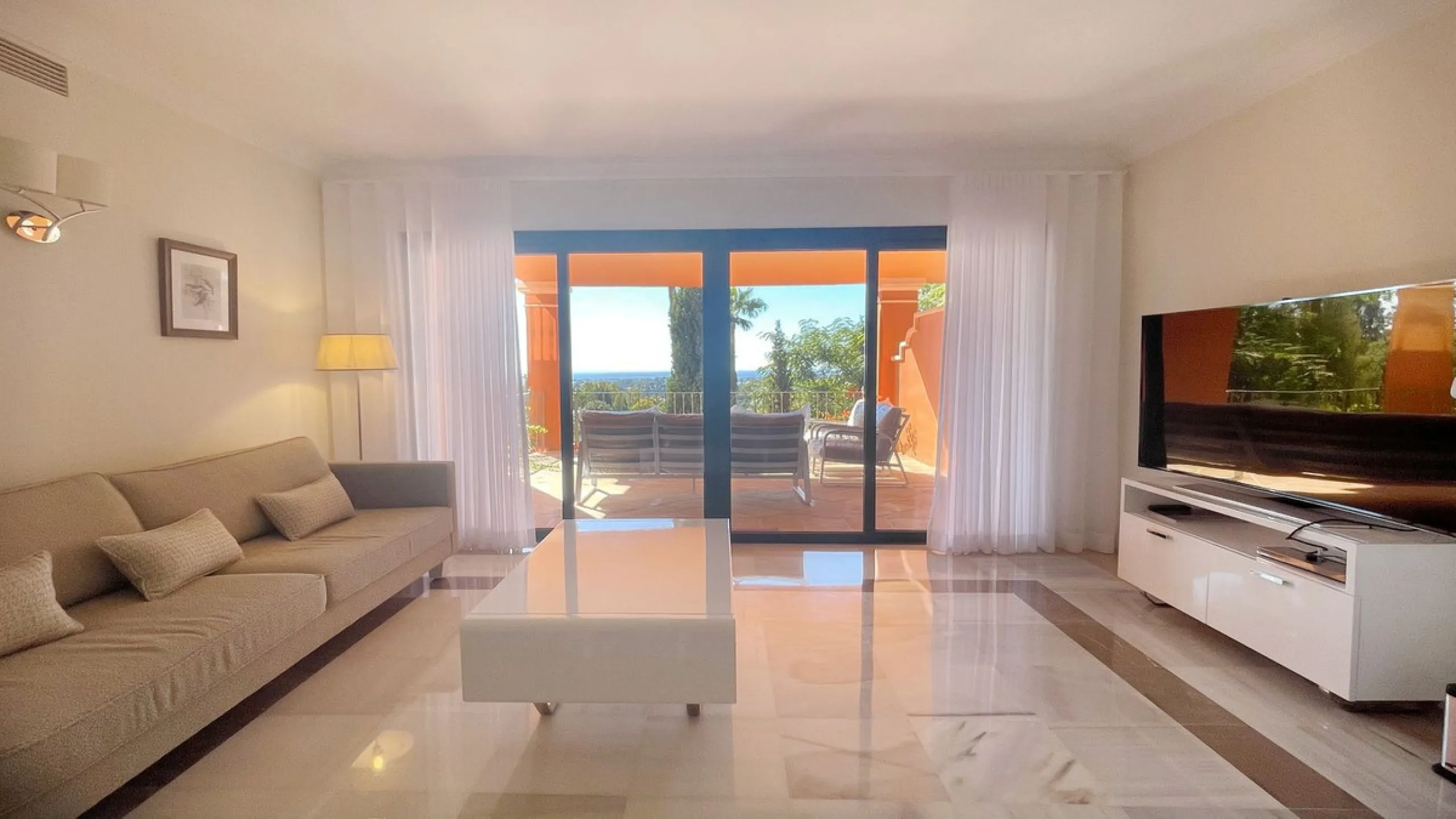 Fantastic 3 bedrooms apartment for sale in El Real de los Halcones with stunning panoramic views to the sea, the golf courses and the picturesque landscape of the Benahavis hills.