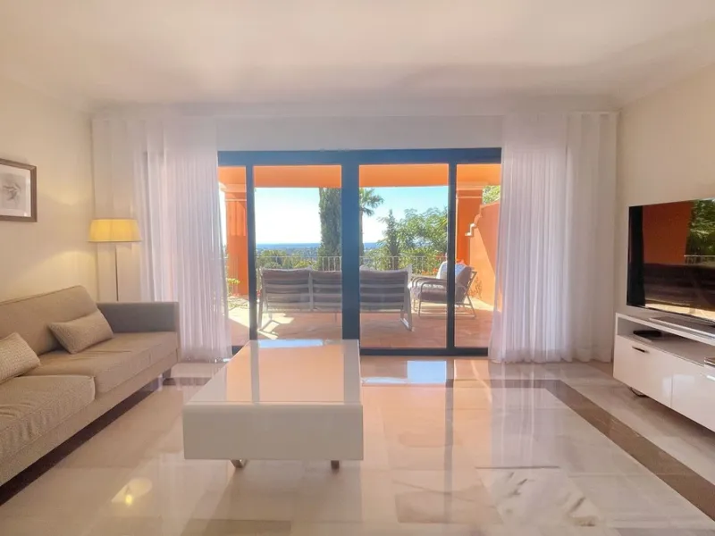 Fantastic 3 bedrooms apartment for sale in El Real de los Halcones with stunning panoramic views to the sea, the golf courses and the picturesque landscape of the Benahavis hills.