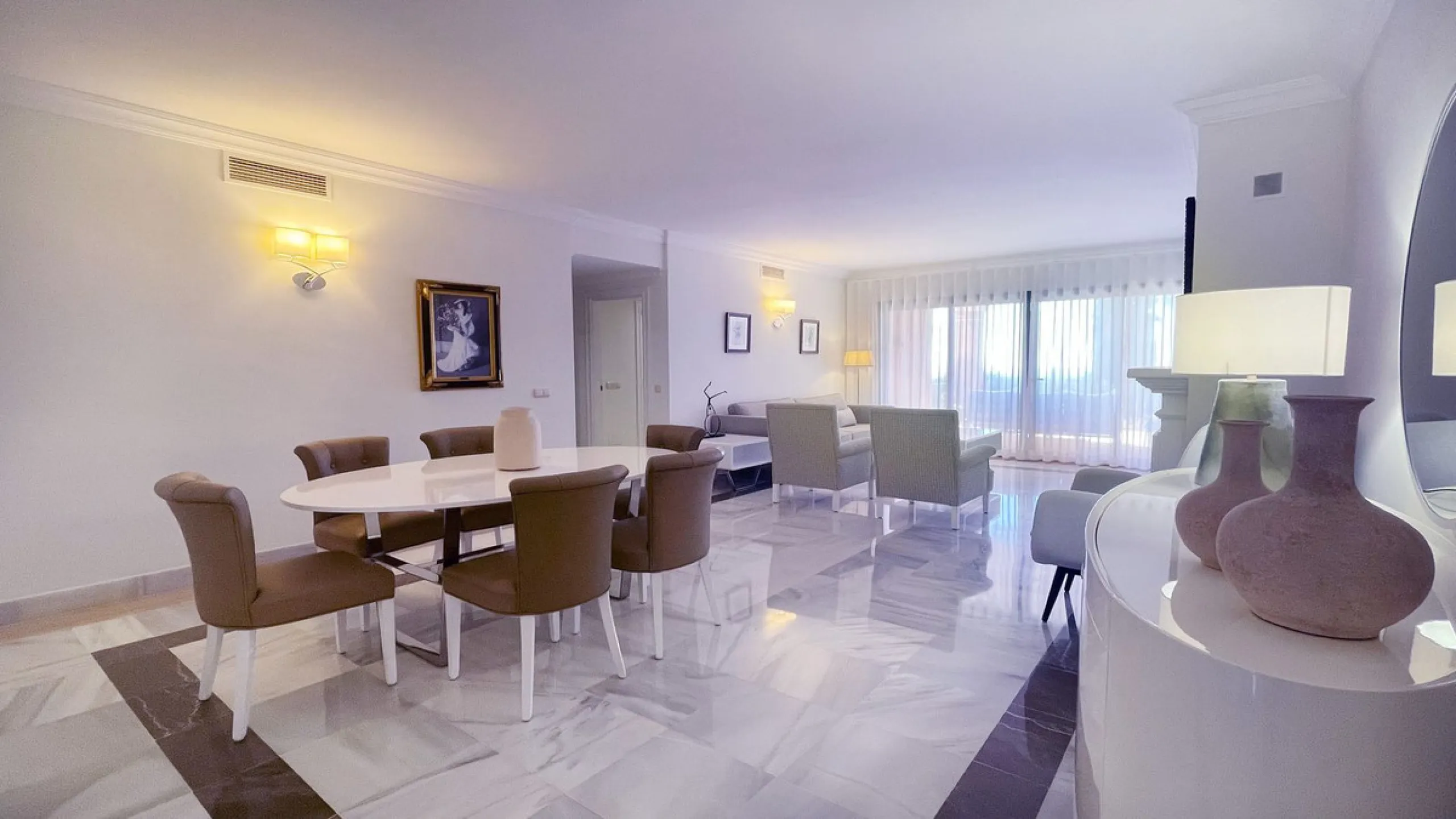 Fantastic 3 bedrooms apartment for sale in El Real de los Halcones with stunning panoramic views to the sea, the golf courses and the picturesque landscape of the Benahavis hills.