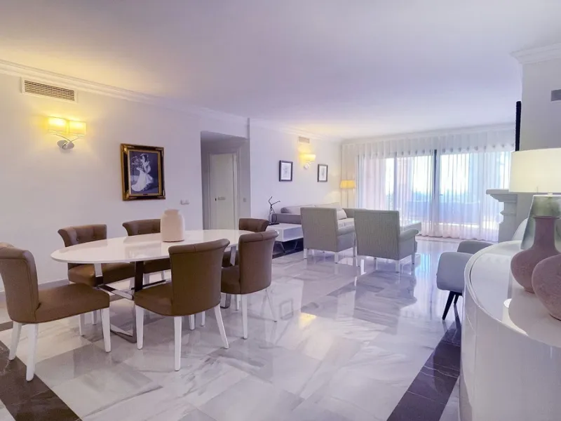 Fantastic 3 bedrooms apartment for sale in El Real de los Halcones with stunning panoramic views to the sea, the golf courses and the picturesque landscape of the Benahavis hills.