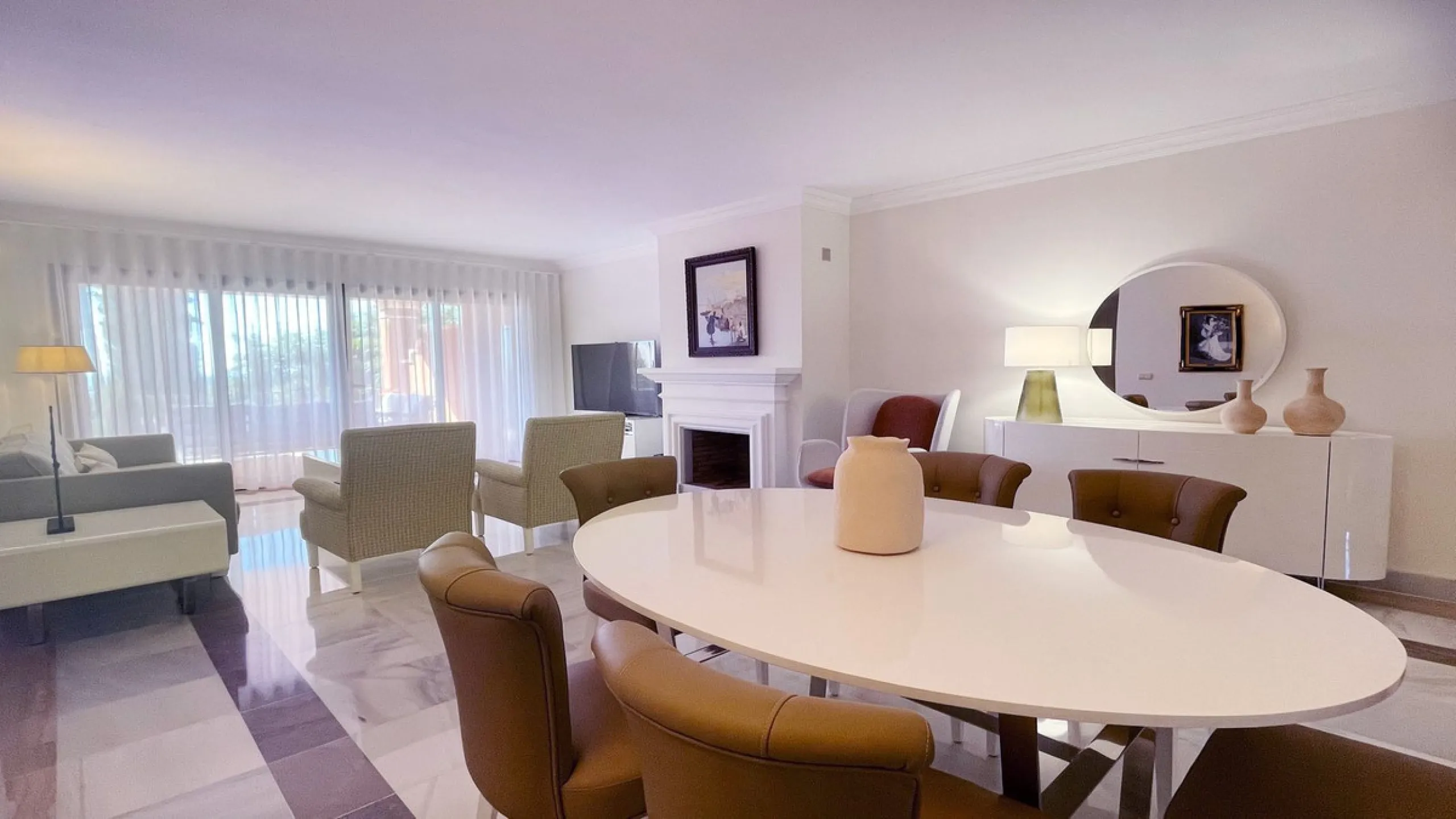 Fantastic 3 bedrooms apartment for sale in El Real de los Halcones with stunning panoramic views to the sea, the golf courses and the picturesque landscape of the Benahavis hills.