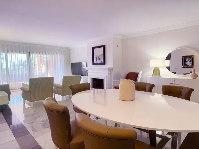 Fantastic 3 bedrooms apartment for sale in El Real de los Halcones with stunning panoramic views to the sea, the golf courses and the picturesque landscape of the Benahavis hills.