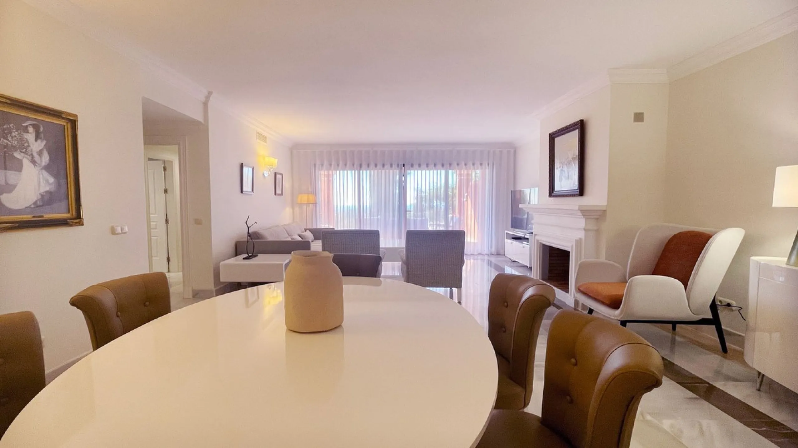 Fantastic 3 bedrooms apartment for sale in El Real de los Halcones with stunning panoramic views to the sea, the golf courses and the picturesque landscape of the Benahavis hills.