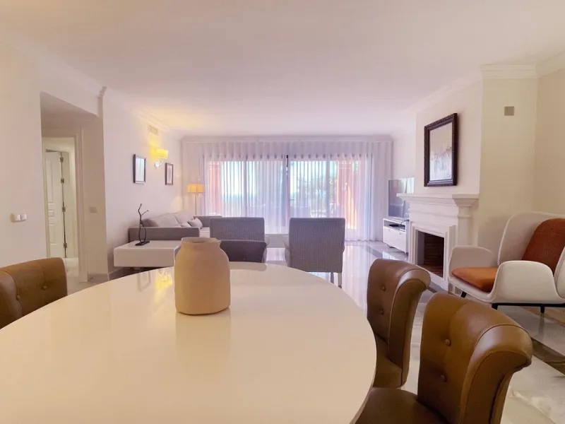 Fantastic 3 bedrooms apartment for sale in El Real de los Halcones with stunning panoramic views to the sea, the golf courses and the picturesque landscape of the Benahavis hills.