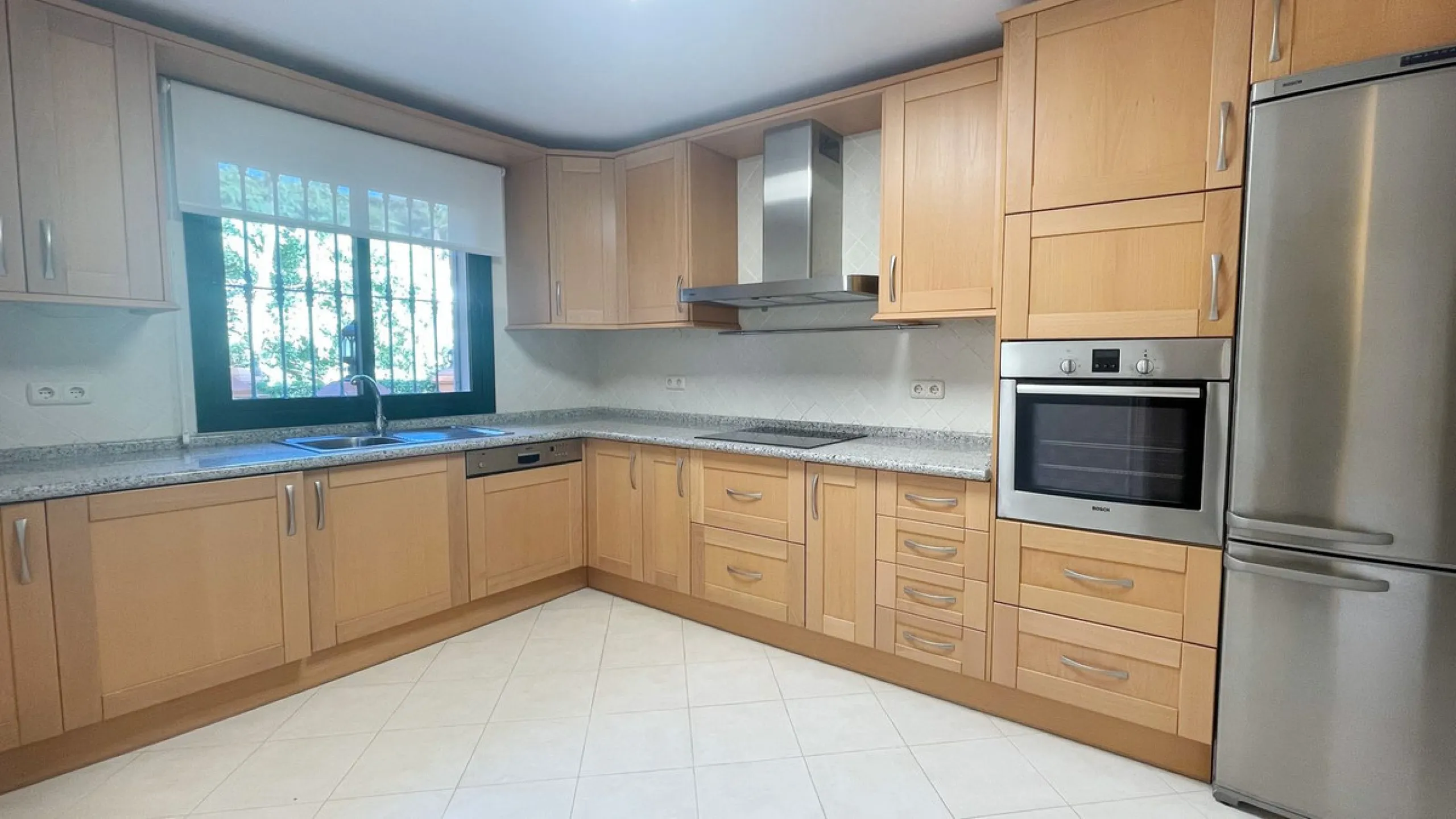 Fantastic 3 bedrooms apartment for sale in El Real de los Halcones with stunning panoramic views to the sea, the golf courses and the picturesque landscape of the Benahavis hills.