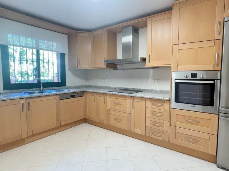 Fantastic 3 bedrooms apartment for sale in El Real de los Halcones with stunning panoramic views to the sea, the golf courses and the picturesque landscape of the Benahavis hills.