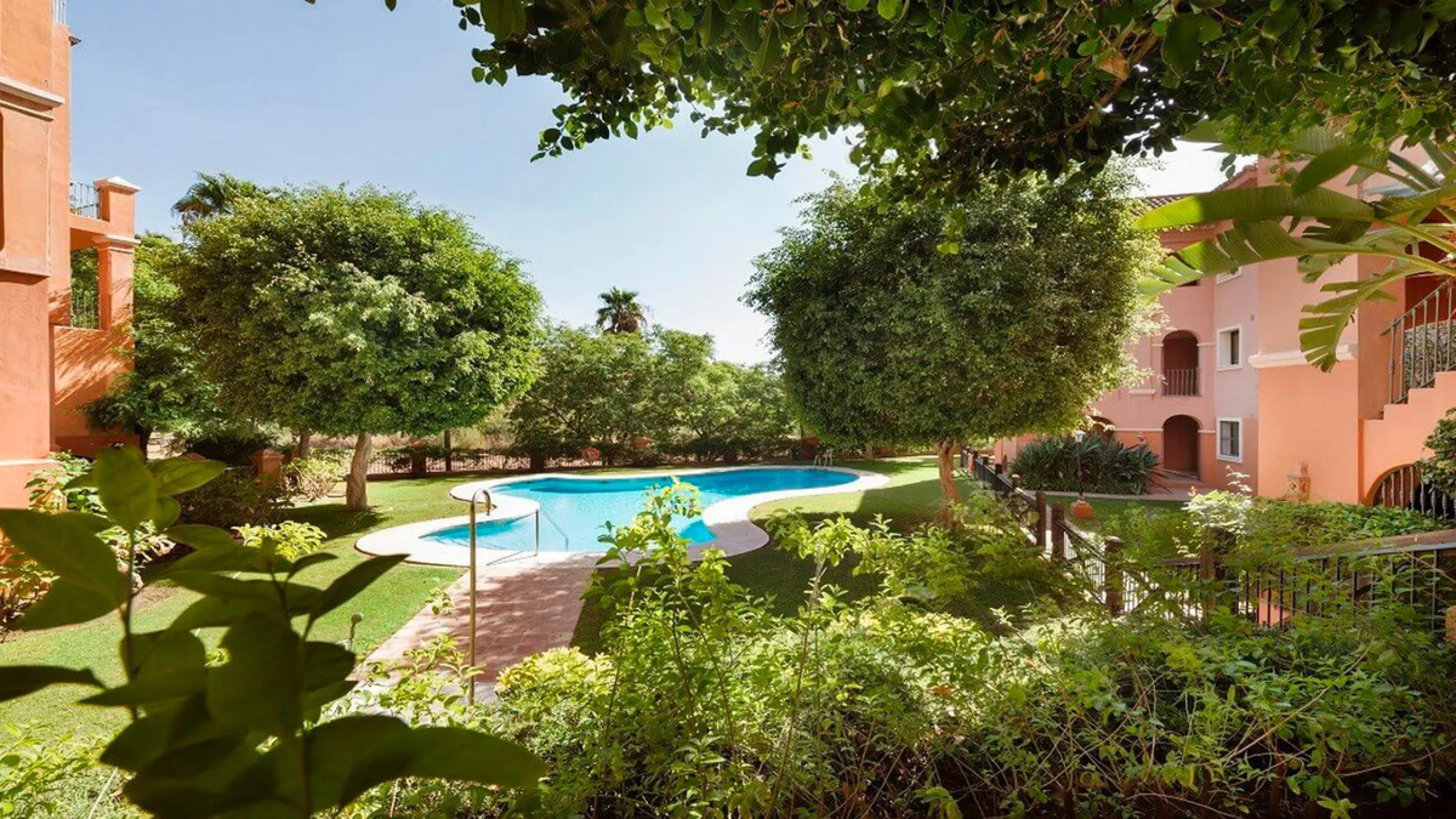 Fantastic 3 bedrooms apartment for sale in El Real de los Halcones with stunning panoramic views to the sea, the golf courses and the picturesque landscape of the Benahavis hills.