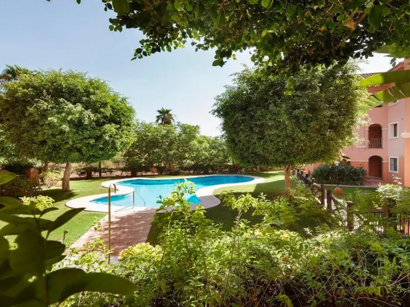 Fantastic 3 bedrooms apartment for sale in El Real de los Halcones with stunning panoramic views to the sea, the golf courses and the picturesque landscape of the Benahavis hills.