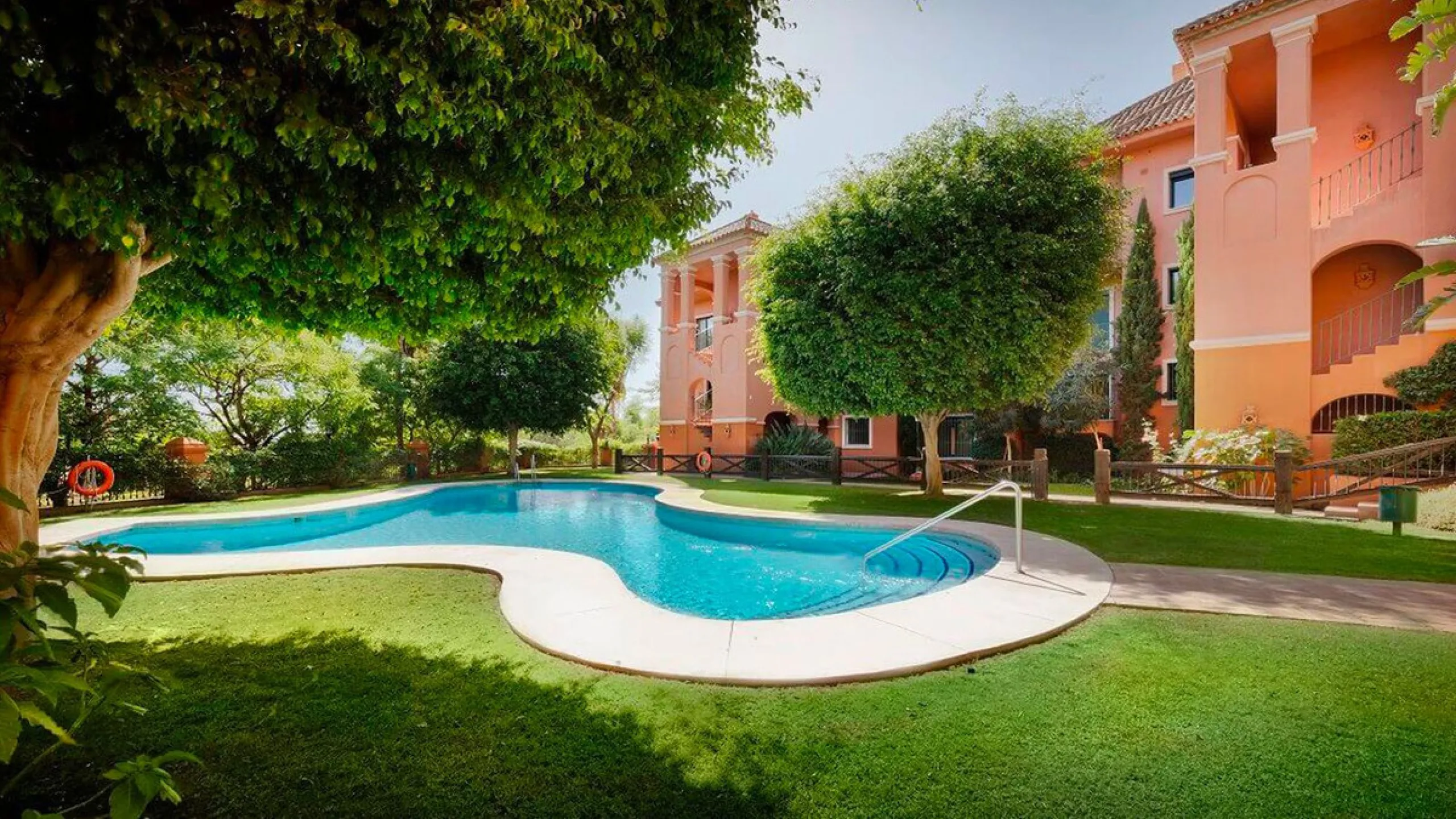 Fantastic 3 bedrooms apartment for sale in El Real de los Halcones with stunning panoramic views to the sea, the golf courses and the picturesque landscape of the Benahavis hills.