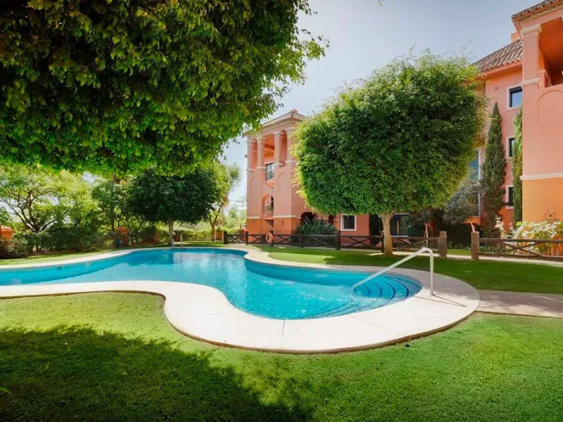 Fantastic 3 bedrooms apartment for sale in El Real de los Halcones with stunning panoramic views to the sea, the golf courses and the picturesque landscape of the Benahavis hills.