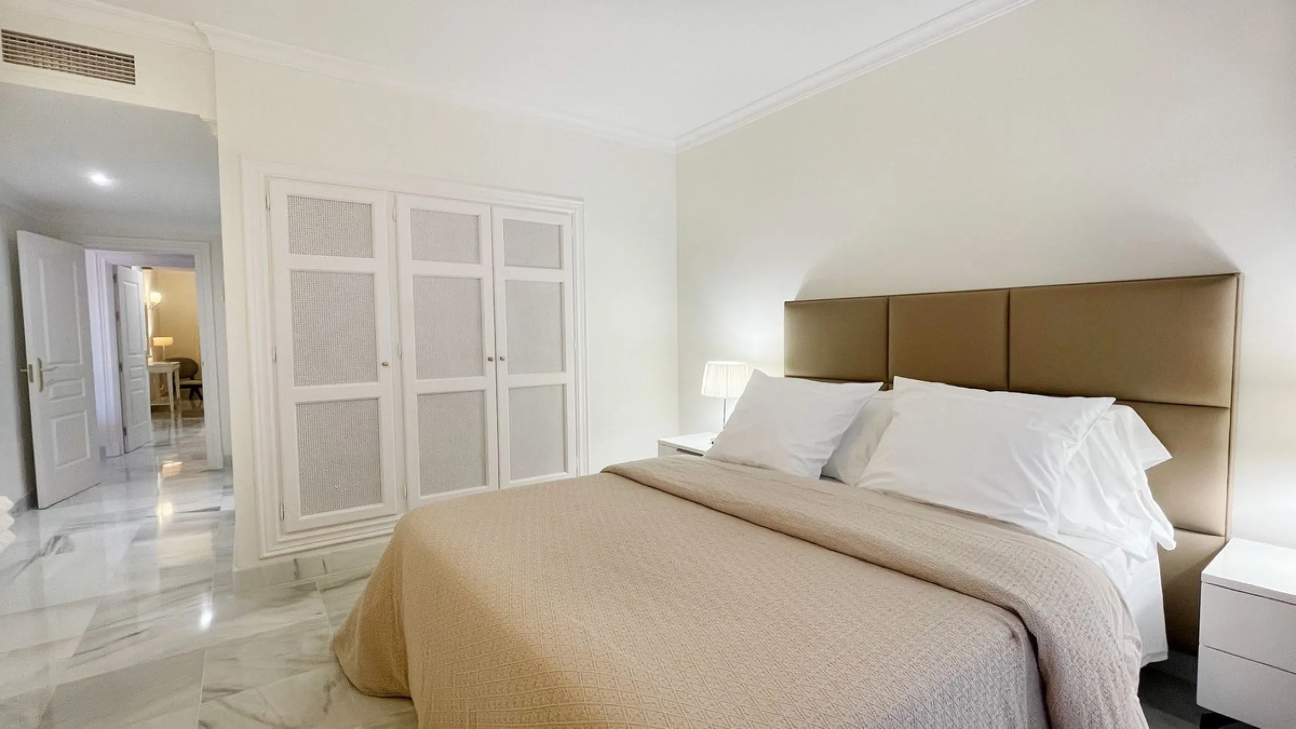 Fantastic 3 bedrooms apartment for sale in El Real de los Halcones with stunning panoramic views to the sea, the golf courses and the picturesque landscape of the Benahavis hills.