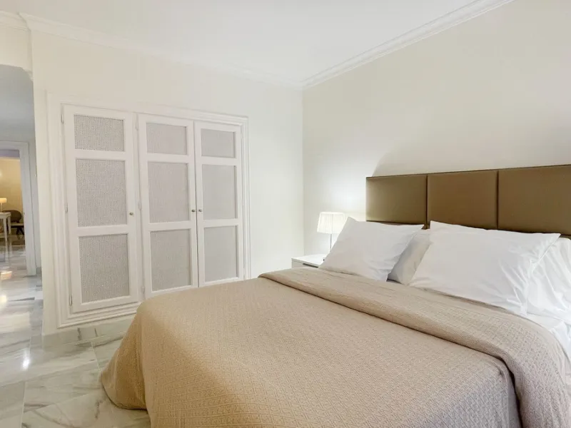 Fantastic 3 bedrooms apartment for sale in El Real de los Halcones with stunning panoramic views to the sea, the golf courses and the picturesque landscape of the Benahavis hills.