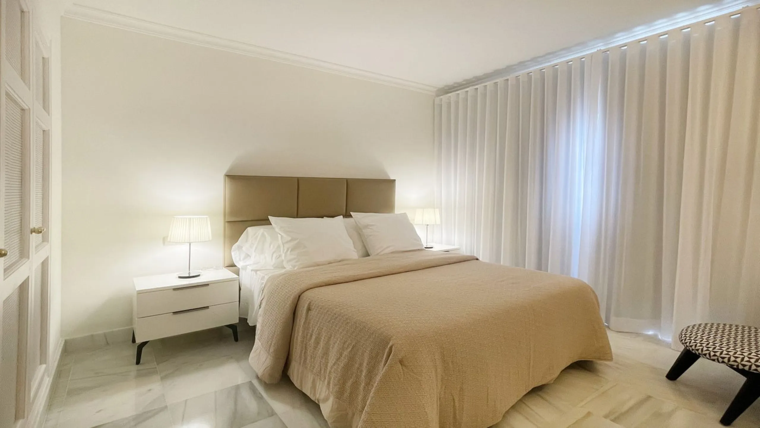 Fantastic 3 bedrooms apartment for sale in El Real de los Halcones with stunning panoramic views to the sea, the golf courses and the picturesque landscape of the Benahavis hills.