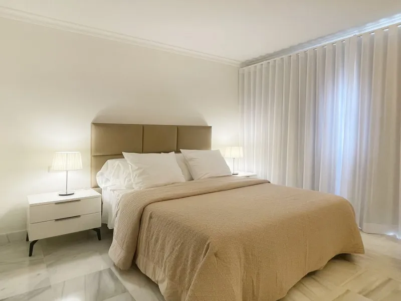 Fantastic 3 bedrooms apartment for sale in El Real de los Halcones with stunning panoramic views to the sea, the golf courses and the picturesque landscape of the Benahavis hills.
