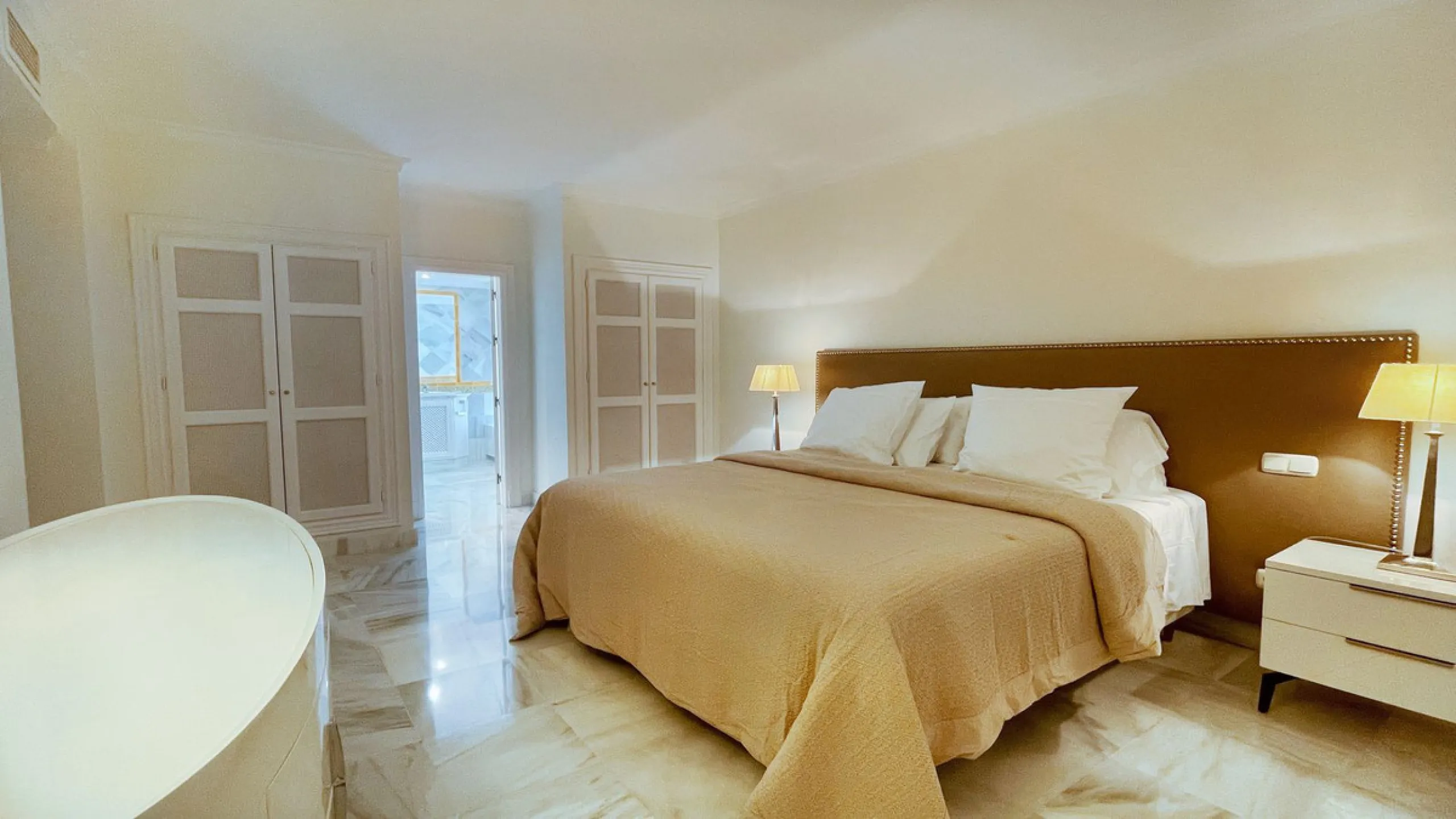 Fantastic 3 bedrooms apartment for sale in El Real de los Halcones with stunning panoramic views to the sea, the golf courses and the picturesque landscape of the Benahavis hills.