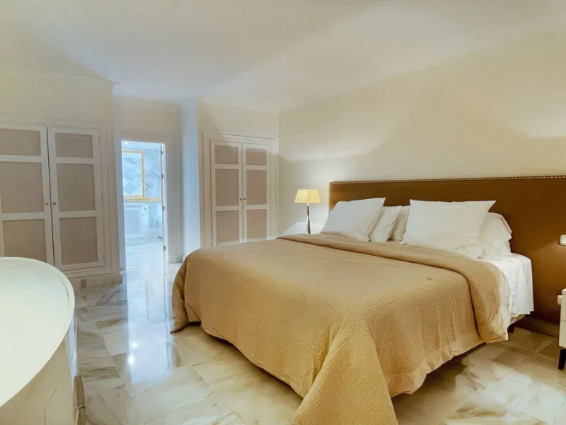 Fantastic 3 bedrooms apartment for sale in El Real de los Halcones with stunning panoramic views to the sea, the golf courses and the picturesque landscape of the Benahavis hills.