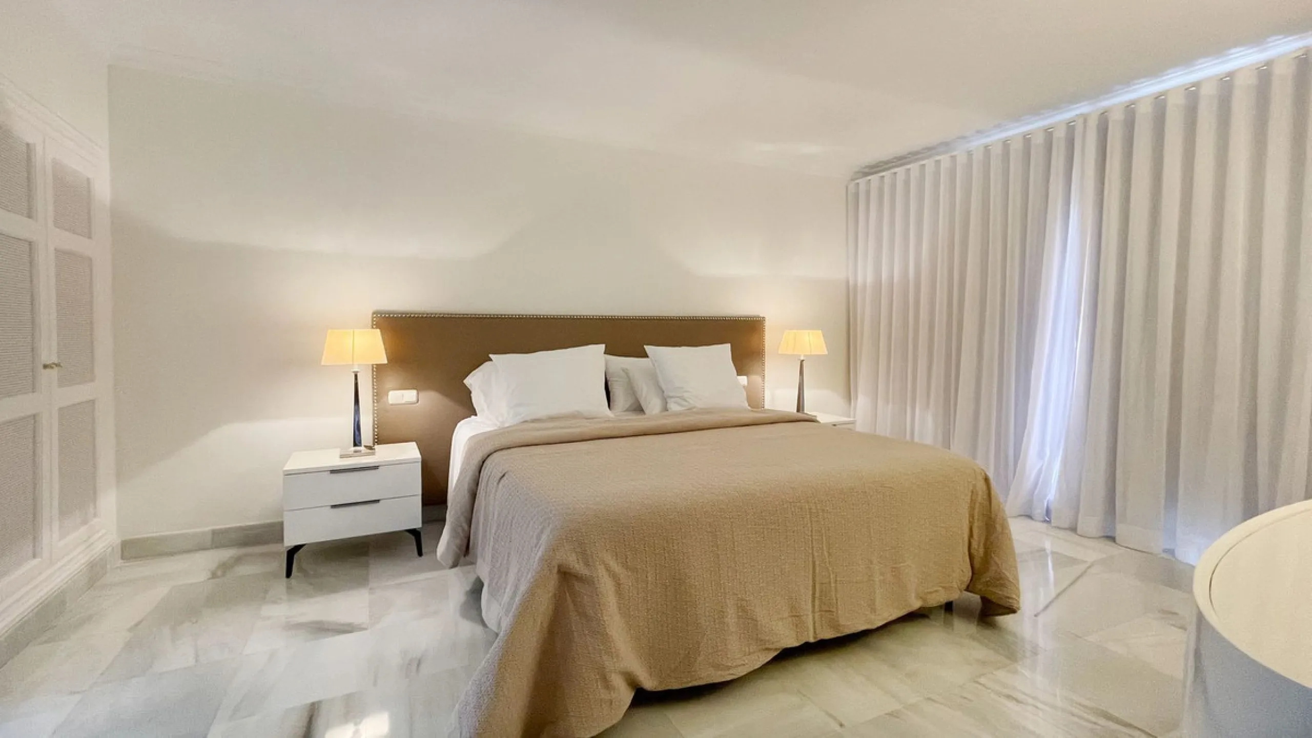 Fantastic 3 bedrooms apartment for sale in El Real de los Halcones with stunning panoramic views to the sea, the golf courses and the picturesque landscape of the Benahavis hills.