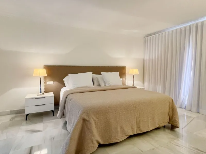 Fantastic 3 bedrooms apartment for sale in El Real de los Halcones with stunning panoramic views to the sea, the golf courses and the picturesque landscape of the Benahavis hills.