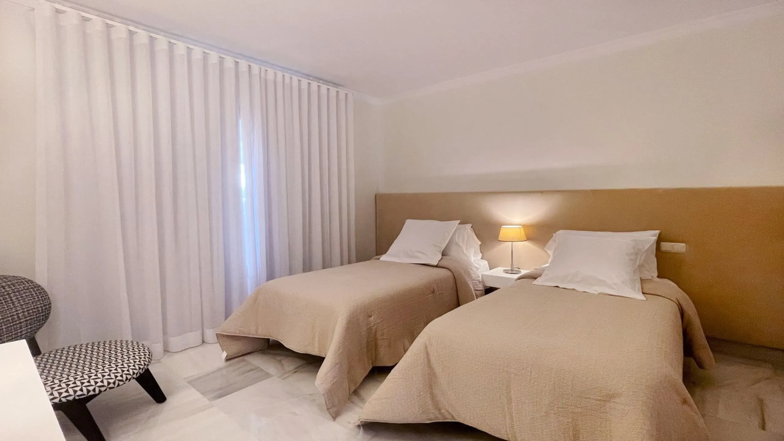 Fantastic 3 bedrooms apartment for sale in El Real de los Halcones with stunning panoramic views to the sea, the golf courses and the picturesque landscape of the Benahavis hills.
