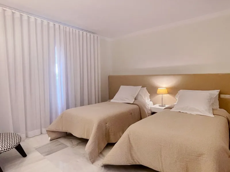Fantastic 3 bedrooms apartment for sale in El Real de los Halcones with stunning panoramic views to the sea, the golf courses and the picturesque landscape of the Benahavis hills.