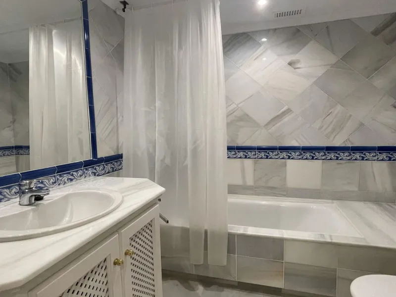 Fantastic 3 bedrooms apartment for sale in El Real de los Halcones with stunning panoramic views to the sea, the golf courses and the picturesque landscape of the Benahavis hills.