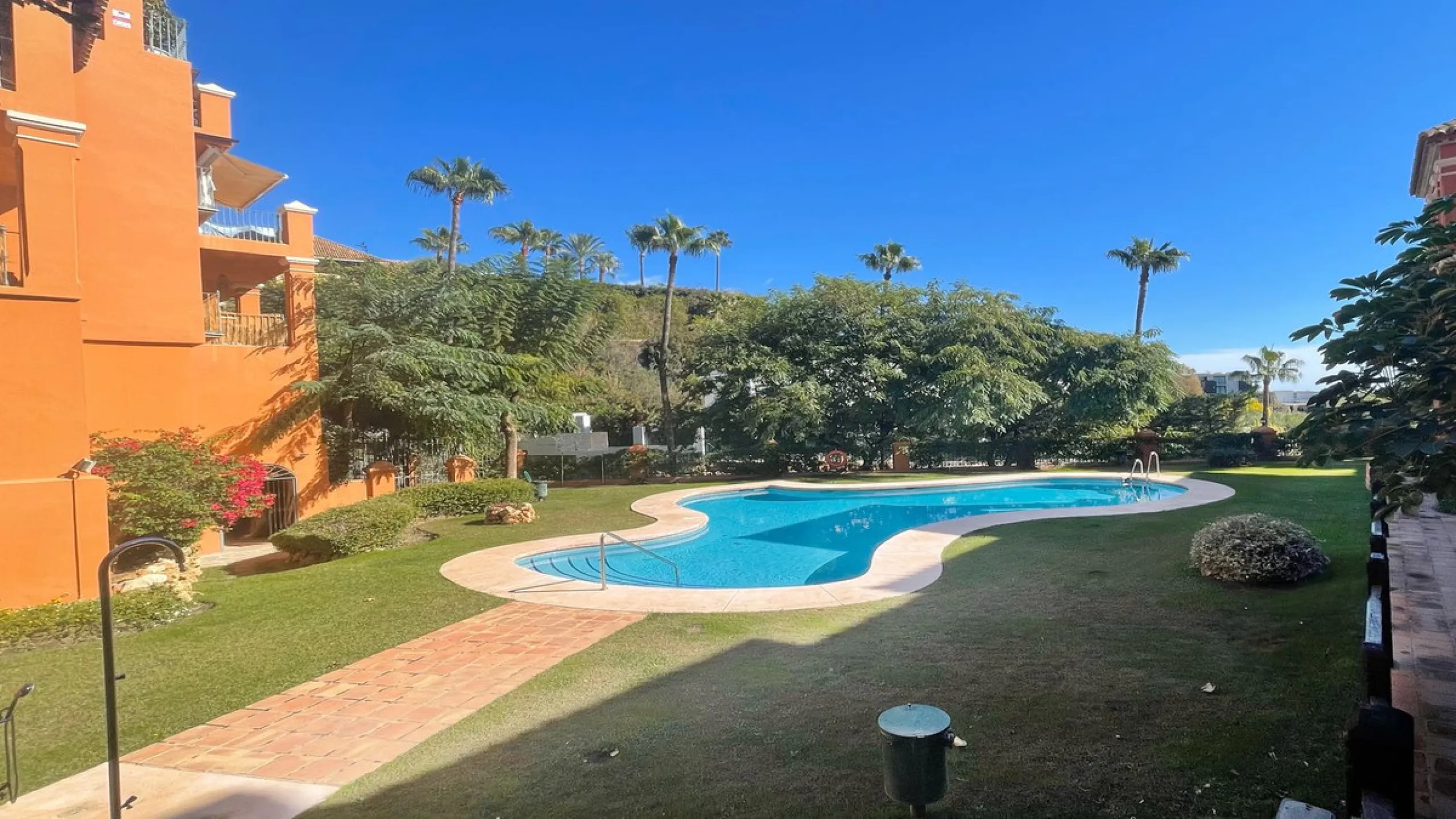 Fantastic 3 bedrooms apartment for sale in El Real de los Halcones with stunning panoramic views to the sea, the golf courses and the picturesque landscape of the Benahavis hills.