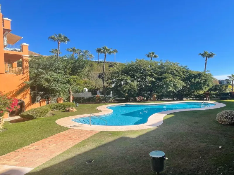 Fantastic 3 bedrooms apartment for sale in El Real de los Halcones with stunning panoramic views to the sea, the golf courses and the picturesque landscape of the Benahavis hills.