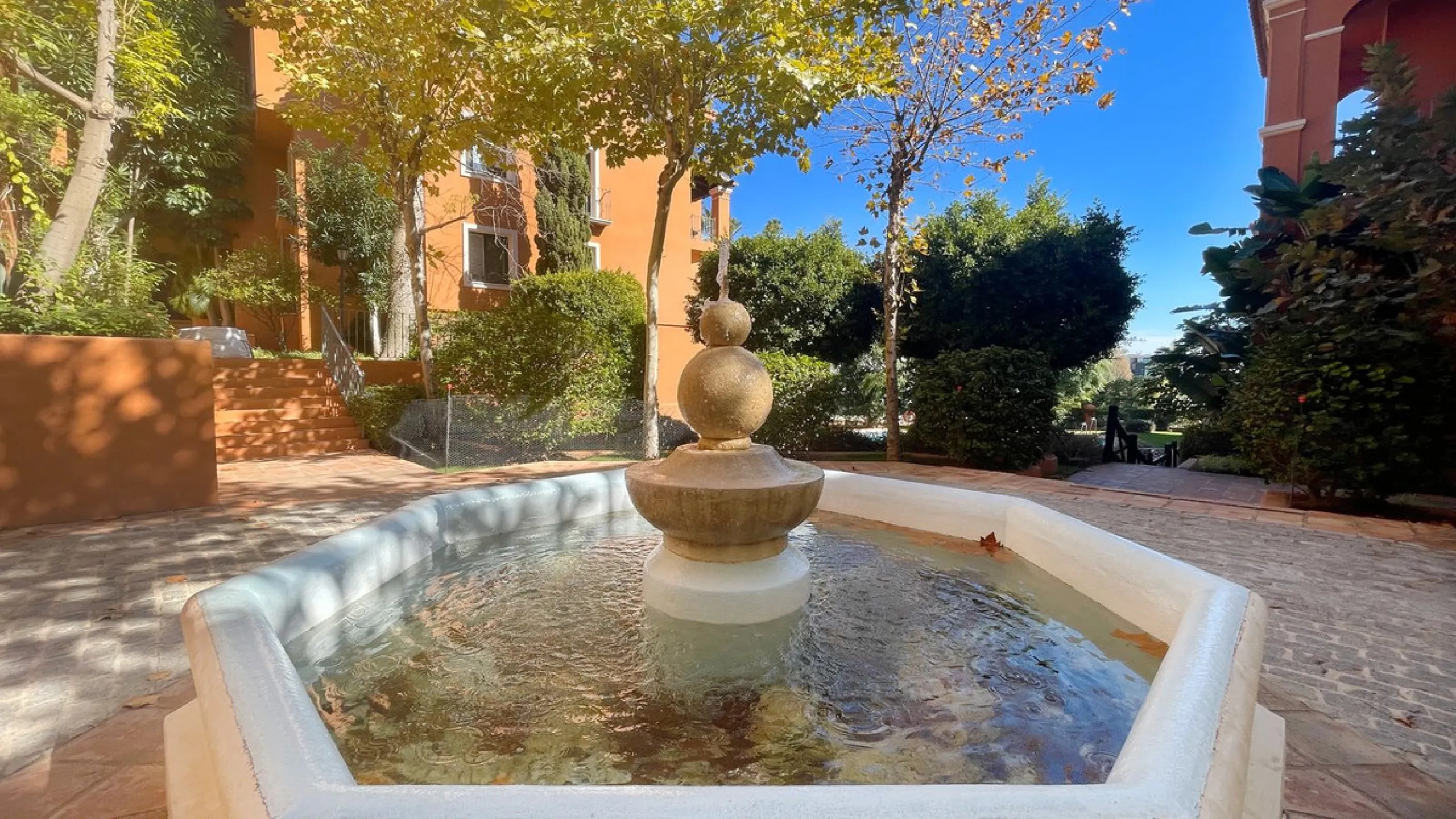 Fantastic 3 bedrooms apartment for sale in El Real de los Halcones with stunning panoramic views to the sea, the golf courses and the picturesque landscape of the Benahavis hills.