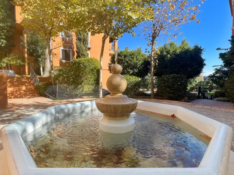 Fantastic 3 bedrooms apartment for sale in El Real de los Halcones with stunning panoramic views to the sea, the golf courses and the picturesque landscape of the Benahavis hills.