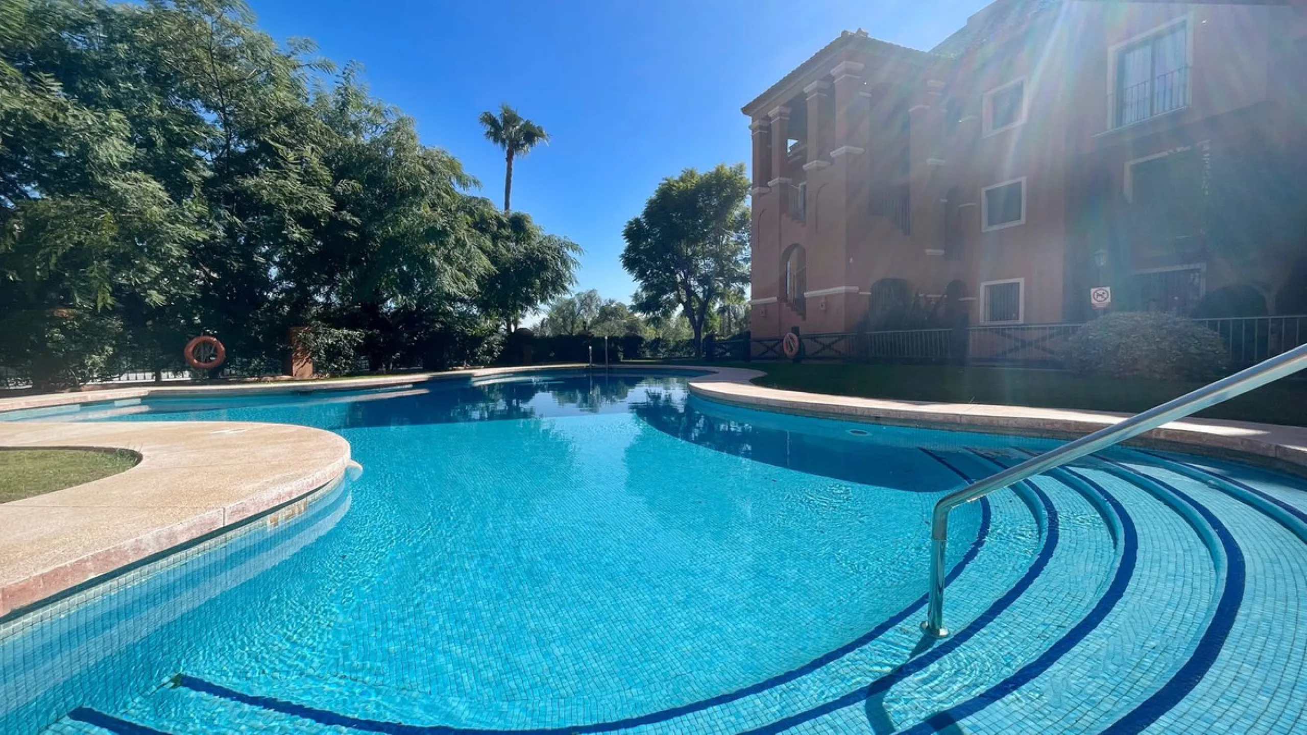 Fantastic 3 bedrooms apartment for sale in El Real de los Halcones with stunning panoramic views to the sea, the golf courses and the picturesque landscape of the Benahavis hills.
