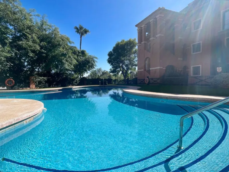 Fantastic 3 bedrooms apartment for sale in El Real de los Halcones with stunning panoramic views to the sea, the golf courses and the picturesque landscape of the Benahavis hills.