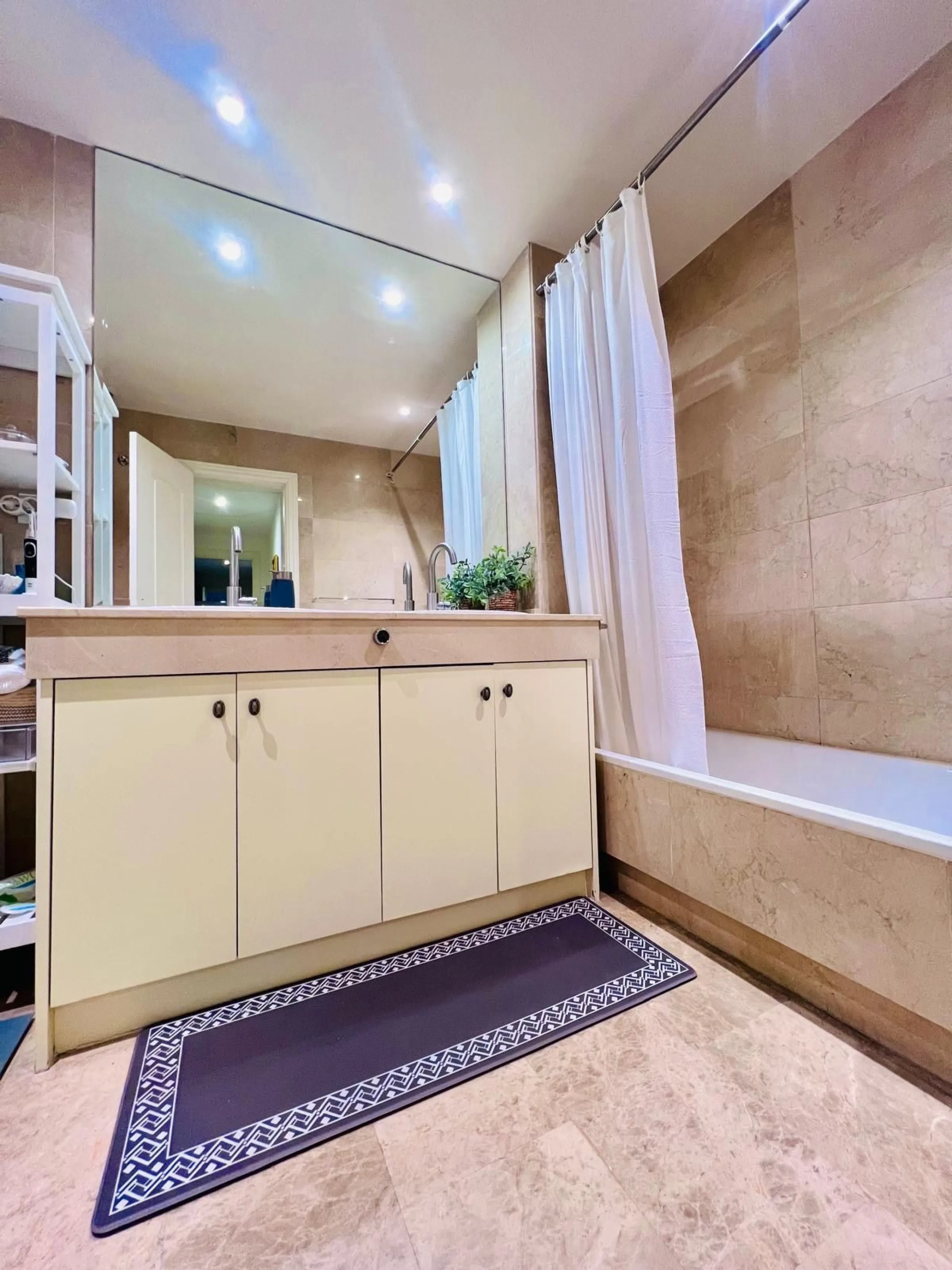 For sale: an exclusive apartment located in one of the most sought-after residential areas of Nueva Alcántara, San Pedro de Alcántara.