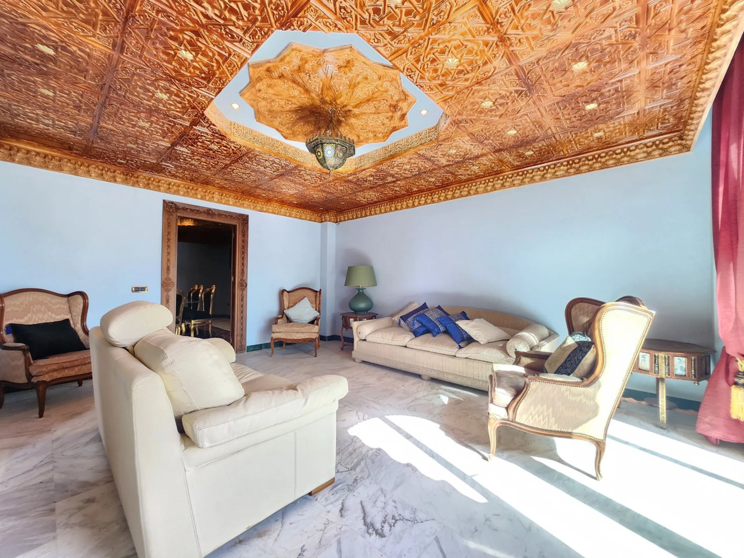 House - Detached Villa в продаже в Mijas, Málaga. В доме 8 спален и 4 ванных комнат. Площадь дома 481 м². Площадь участка 803 м²