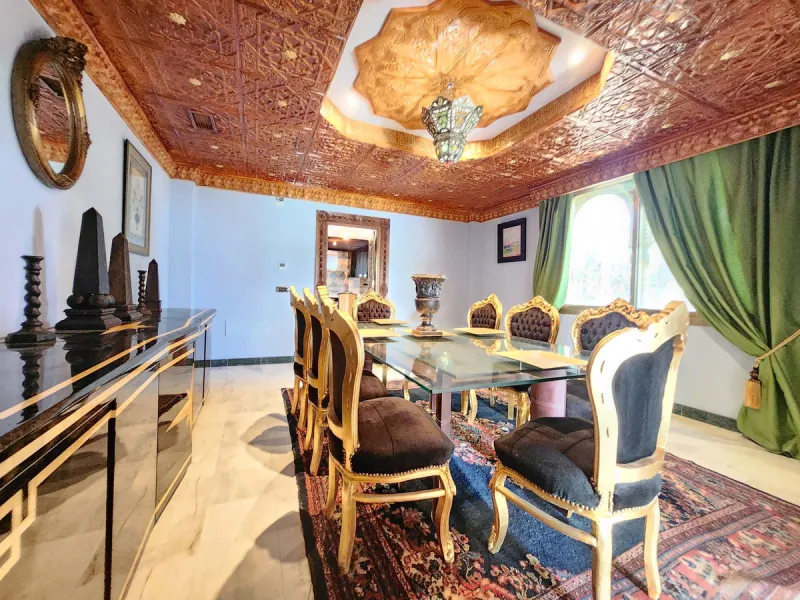 House - Detached Villa в продаже в Mijas, Málaga. В доме 8 спален и 4 ванных комнат. Площадь дома 481 м². Площадь участка 803 м²